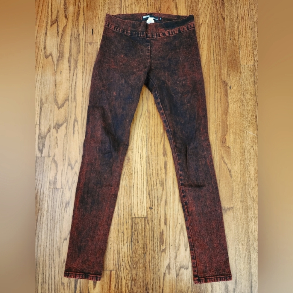 BDG skinny jeans in a unique two-toned, stone wash. Size 26. Stretchy fit.